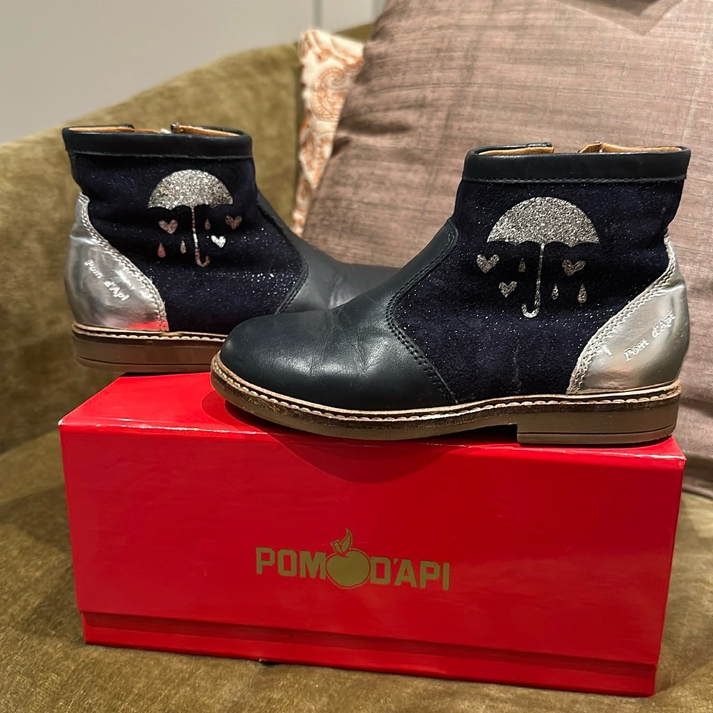 Pom D’Appi Navy suede boots in good condition. Minor scratch.